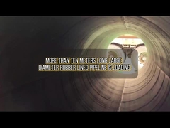 Se están cargando más de 10 metros de tuberías recubiertas de caucho